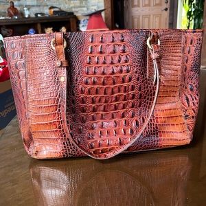 In excellent condition, beautiful shoulder bag. No scuffs or tearing.